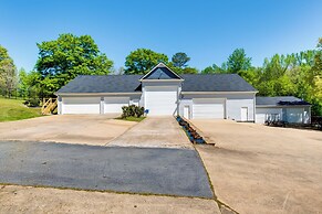 Walk to Lake: Hiram Hideaway w/ Shared Gazebo!