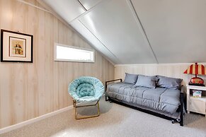 Walk to Lake: Hiram Hideaway w/ Shared Gazebo!