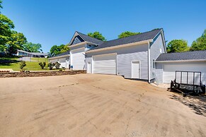 Walk to Lake: Hiram Hideaway w/ Shared Gazebo!