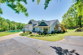 Walk to Lake: Hiram Hideaway w/ Shared Gazebo!