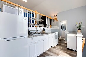 Walk to Lake: Hiram Hideaway w/ Shared Gazebo!