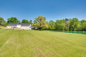 Walk to Lake: Hiram Hideaway w/ Shared Gazebo!