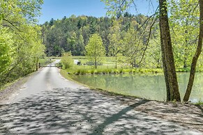 'wanderlust Cabin' w/ Deck & Lovely Mountain Views