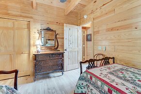 'wanderlust Cabin' w/ Deck & Lovely Mountain Views