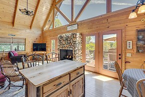 'wanderlust Cabin' w/ Deck & Lovely Mountain Views