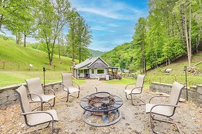 Cozy Mars Hill Farmhouse w/ Scenic Views