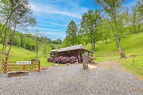 Cozy Mars Hill Farmhouse w/ Scenic Views