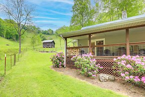 Cozy Mars Hill Farmhouse w/ Scenic Views