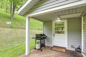 Cozy Mars Hill Farmhouse w/ Scenic Views