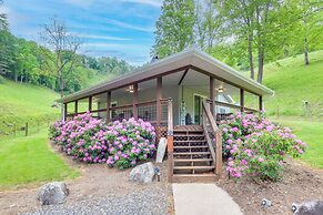 Cozy Mars Hill Farmhouse w/ Scenic Views