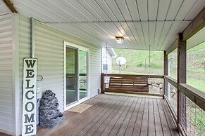 Cozy Mars Hill Farmhouse w/ Scenic Views