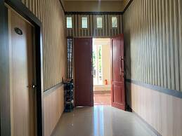 OYO 93918 Wisma Tulip Near Masjid Besar Desa Tanabangka