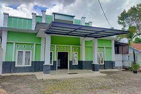 OYO 93918 Wisma Tulip Near Masjid Besar Desa Tanabangka