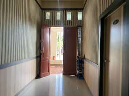 OYO 93918 Wisma Tulip Near Masjid Besar Desa Tanabangka