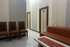 OYO 93918 Wisma Tulip Near Masjid Besar Desa Tanabangka