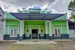 OYO 93918 Wisma Tulip Near Masjid Besar Desa Tanabangka