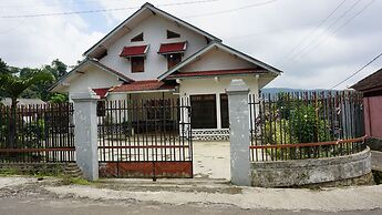 SPOT ON 93943 Sakinah Homestay Bromo Syariah