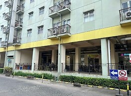 OYO 93945 The Suite Metro Apartemen By Sa