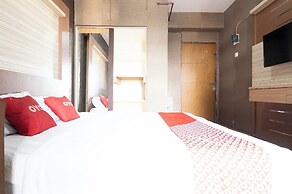 OYO 93945 The Suite Metro Apartemen By Sa