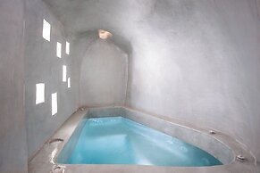 Rhenia Suites-Prive Jacuzzi&Caldera View
