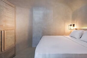 Rhenia Suites-Prive Jacuzzi&Caldera View