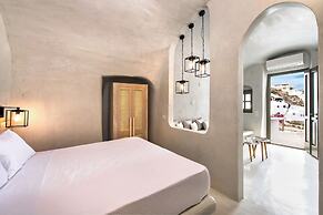 Rhenia Suites-Prive Jacuzzi&Caldera View