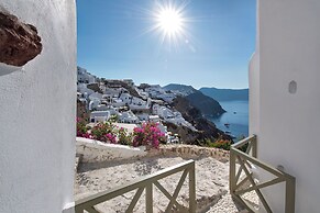 Rhenia Suites-Prive Jacuzzi&Caldera View