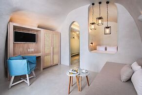 Rhenia Suites-Prive Jacuzzi&Caldera View