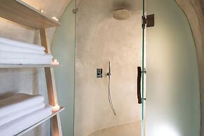 Rhenia Suites-Prive Jacuzzi&Caldera View