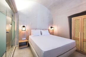 Rhenia Suites-Prive Jacuzzi&Caldera View