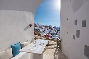 Rhenia Suites-Prive Jacuzzi&Caldera View