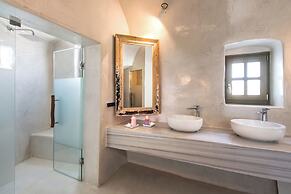 Rhenia Suites-Prive Jacuzzi&Caldera View