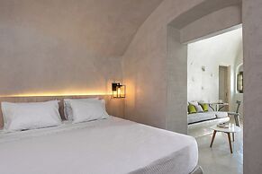 Rhenia Suites-Prive Jacuzzi&Caldera View