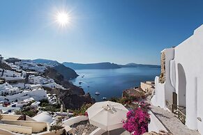 Rhenia Suites-Prive Jacuzzi&Caldera View