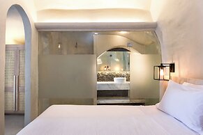 Rhenia Suites-Prive Jacuzzi&Caldera View