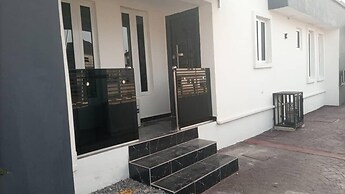 Shimawa-house-sleeps4-luxury&privacy-24/7 Security