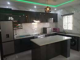 Shimawa-house-sleeps4-luxury&privacy-24/7 Security