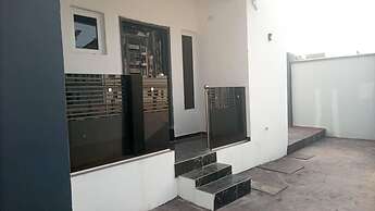 Shimawa-house-sleeps4-luxury&privacy-24/7 Security