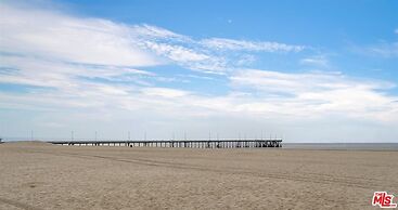 Modern 1Bd Famous  Venice 10B