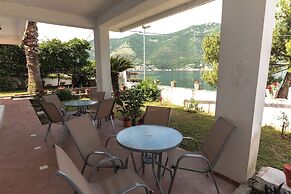 Waterfront Apartment Petrovina