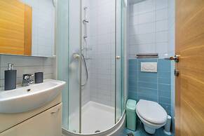 Cityscape Comfort Apartment With Garage