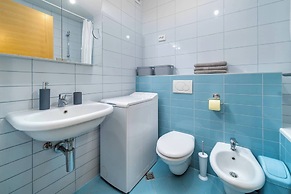 Cityscape Comfort Apartment With Garage