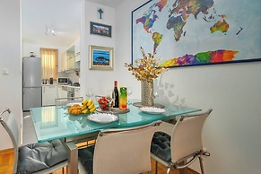 Cityscape Comfort Apartment With Garage