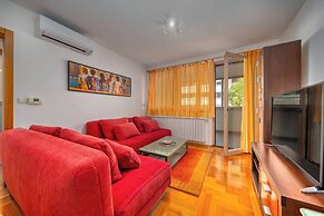 Cityscape Comfort Apartment With Garage