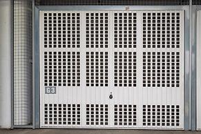 Cityscape Comfort Apartment With Garage