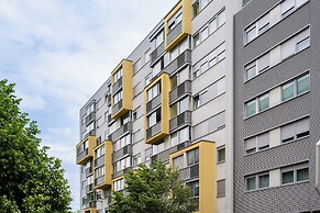 Cityscape Comfort Apartment With Garage