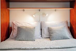 Cityscape Comfort Apartment With Garage