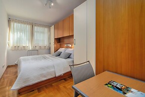 Cityscape Comfort Apartment With Garage