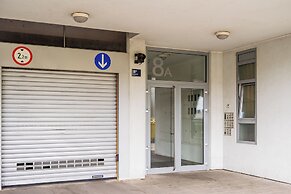 Cityscape Comfort Apartment With Garage