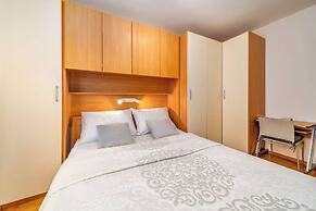 Cityscape Comfort Apartment With Garage